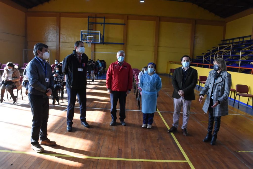 Autoridades regionales refuerzan vacunación de adolescentes en la comuna de Llanquihue