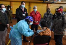 Autoridades regionales refuerzan vacunación de adolescentes en la comuna de Llanquihue