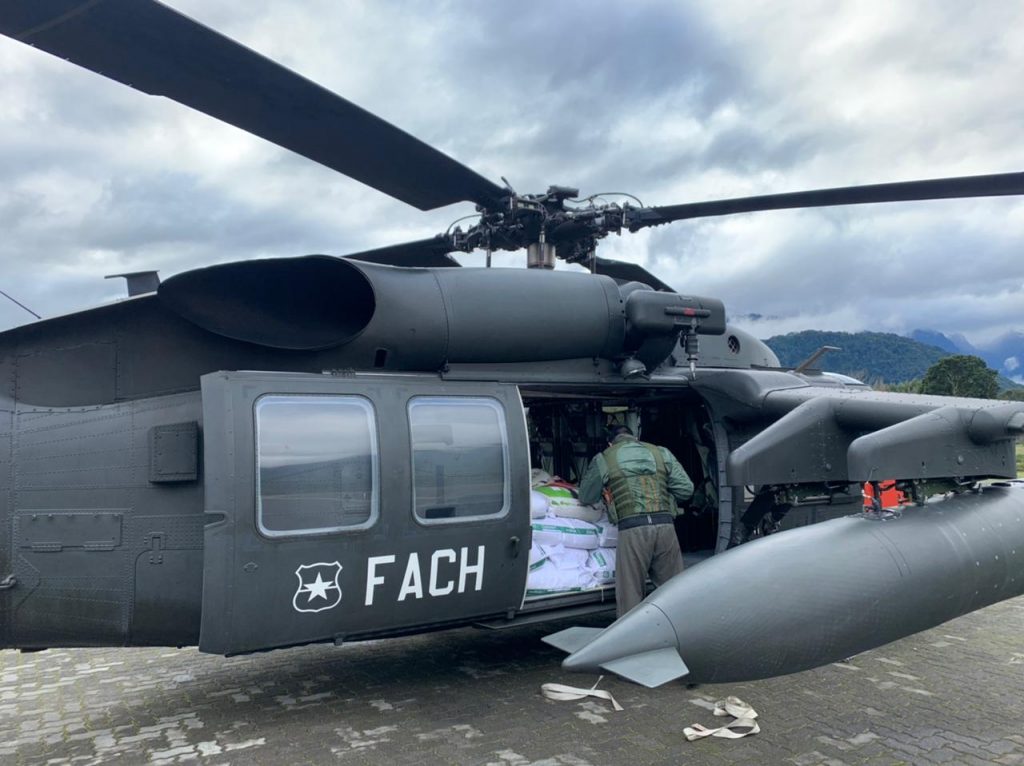 FACH realiza operativo de abastecimiento en sectores aislados de la región de Los Lagos