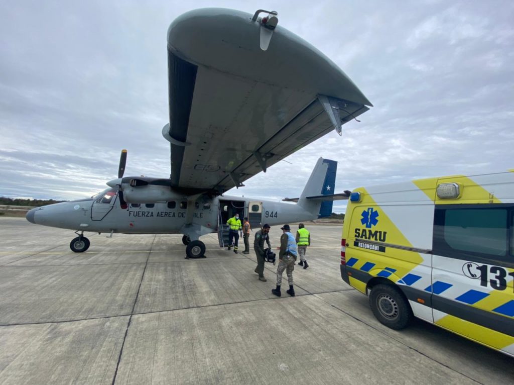 FACH realiza evacuación de adulta mayor desde Ayacara en la provincia de Palena