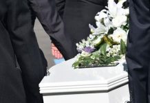 Masivo velorio en Castro culmina con estampida de asistentes por llegada de Carabineros