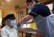 Más de 5 mil personas serán vacunadas con la tercera dosis en sus domicilios en Osorno y Puerto Montt