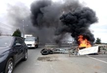 Pescadores artesanales levantan barricada en el bypass a Calbuco: Solicitan Bono Universal