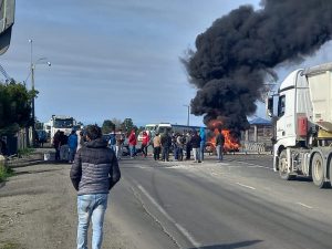Pescadores artesanales levantan barricada en el bypass a Calbuco: Solicitan Bono Universal