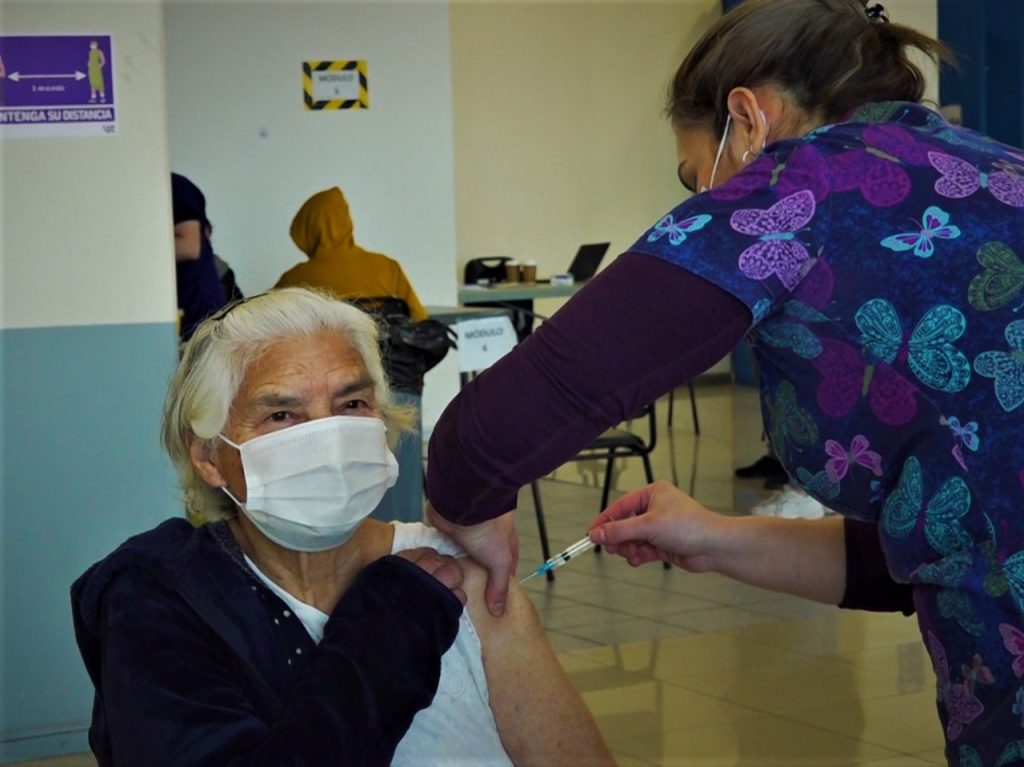 Sin inconvenientes se inicia vacunación con dosis de refuerzo en La Región de Los Lagos