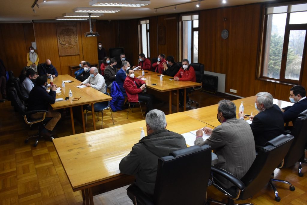 Gobernador Vallespín y Delegado Geisse encabezan reunión de gabinete con seremis