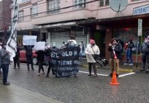 Vecinos de Puacura protestan en frontis de municipio de Castro por malos olores de empresa