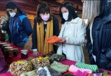 Ministra de la Mujer se reunió en Cucao con recolectoras de la costa pacífico de Chiloé