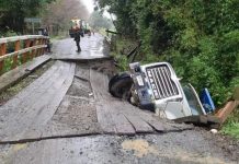 MOP acusó irresponsabilidad de los transportistas tras la destrucción de puentes de madera en Osorno
