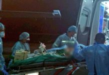 Trasladan a Santiago a dos trabajadores heridos en colisión de minibus y camión recolector de basura en Quellón