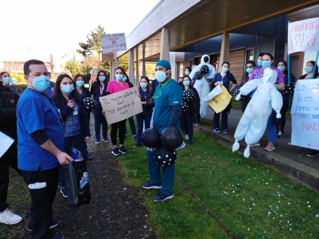 Funcionarios del hospital de campaña de Puerto Montt se manifiestan ante inminentes despidos