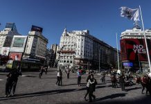 Argentina levantó la obligación de usar mascarillas al aire libre y permitirá ingreso de extranjeros de países vecinos