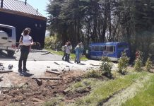 Minibús choca con un cerco en ruta a Ensenada: Hay un fallecido y tres heridos