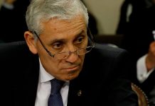 Exdirector de la PDI Héctor Espinosa se presentó en cuartel policial para cumplir con prisión preventiva