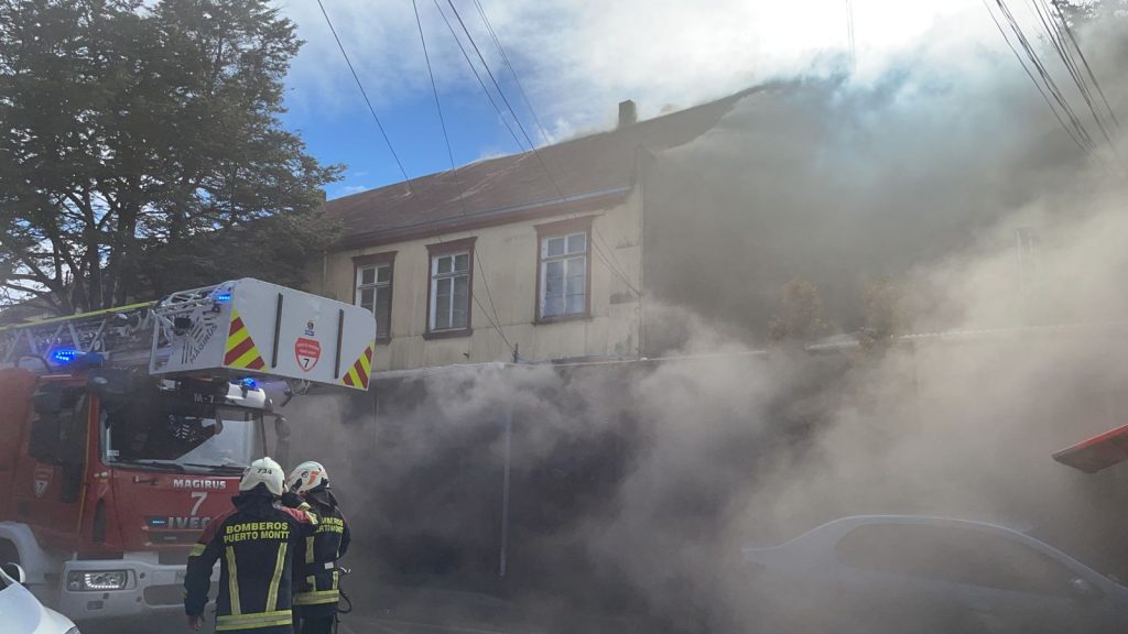 Dos bomberos resultaron lesionados en incendio de residencial en Puerto Montt