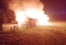 Incendio destruyó por completo escuela rural en Trafún la noche de este viernes