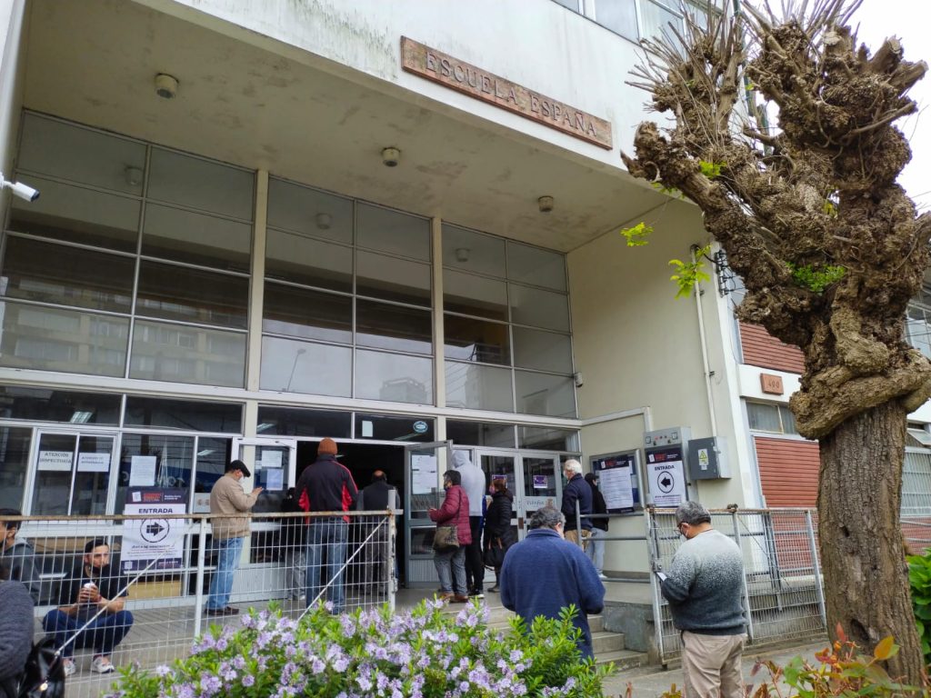 Lenta instalación de mesas y falta de transporte marcaron las primeras horas de las elecciones en Puerto Montt