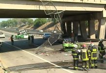 Automóvil cae desde Teniente Cruz a la Ruta 68 en Pudahuel