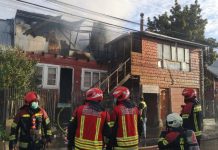 Bomberos rescató de la muerte a una mujer que estaba al interior de una vivienda en llamas en Puerto Montt