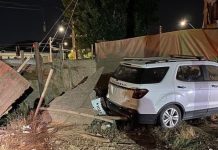 Supuesto funcionario público choca una casa en estado de ebriedad, pide permiso para ir al baño y escapa