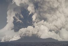 Un tsunami provocado por la erupción de un volcán golpea la isla de Tonga