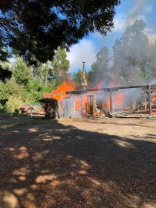 Doble ataque en La Araucanía: queman casa en fundo de familia Luchsinger y en Angol hieren a trabajador