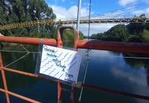 Estudiantes de Escuela Carlos Condell dejan mensajes motivacionales en puentes de Osorno