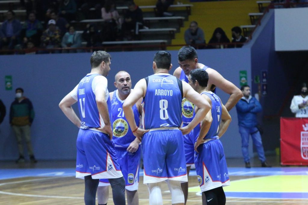 Básquetbol: Gran asistencia a partido solidario organizado por hermanos Patrick y Lino Sáez