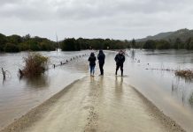 Alcalde de Fresia pide a subsecretario de obras públicas asfalto y mejorar puentes por desbordes del río Llico Bajo