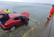 Vehículo cayó al mar en Pargua con dos ocupantes cuando se dirigía a transbordador