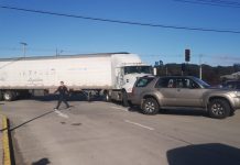 Vecinos protestan por los tacos que se producen en las afueras del Mall “Paseo Alerce”, en la ruta que une al sector con Puerto Montt