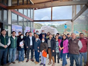 Entregan ayuda a 513 familias afectadas por intensas nevadas en Palena y Cochamó