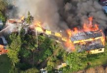 Investigan causas de incendio que dejó 13 cabañas destruidas en Puerto Varas.