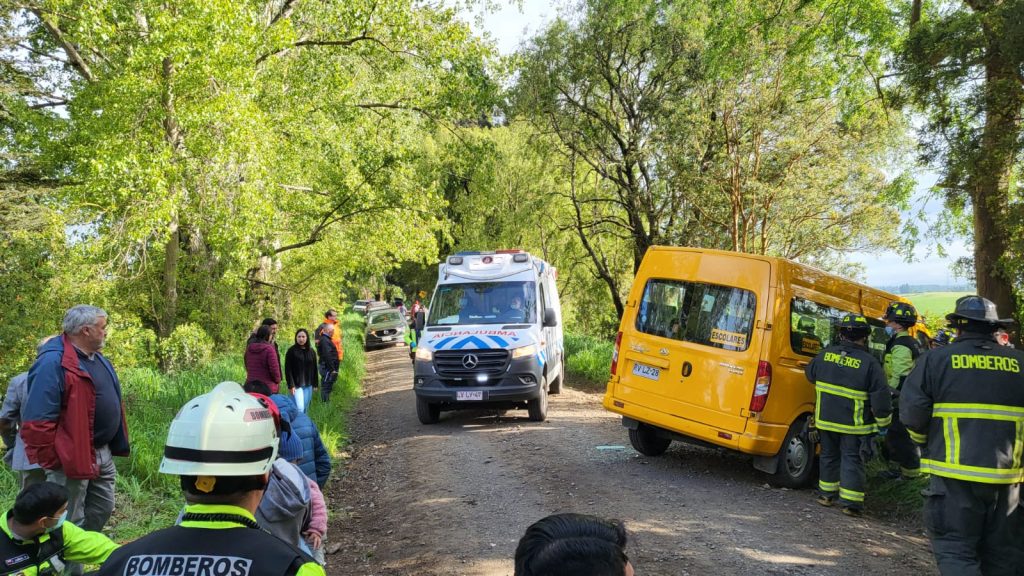 Con lesiones menores resultaron escolares tras accidente de furgón en San Pablo