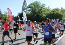 Entregan kits de competencia para atletas que participarán mañana domingo de la corrida Reinaldo Martin de Osorno