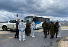 Tres sujetos fueron detenidos tras cometer asalto y chocar con microbús en Puerto Montt. Una persona presenta impacto de bala