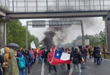 Asistentes de la educación de la provincia de Llanquihue levantan barricadas en la doble vía a la altura de Frutillar