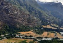Brigadas de Conaf, bomberos y maquinaria pesada continúan trabajando para extinguir incendio forestal en Palena