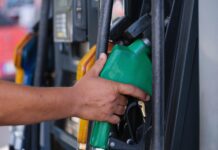 Restringen la compra de combustible en bidones en ocho regiones del país