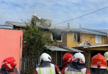 Un lesionado y dos viviendas destruidas deja voraz incendio en Puerto Montt