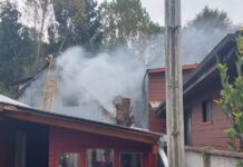 Una vivienda resultó destruida tras un incendio en Osorno: sus dos ocupantes lograron escapar ilesos