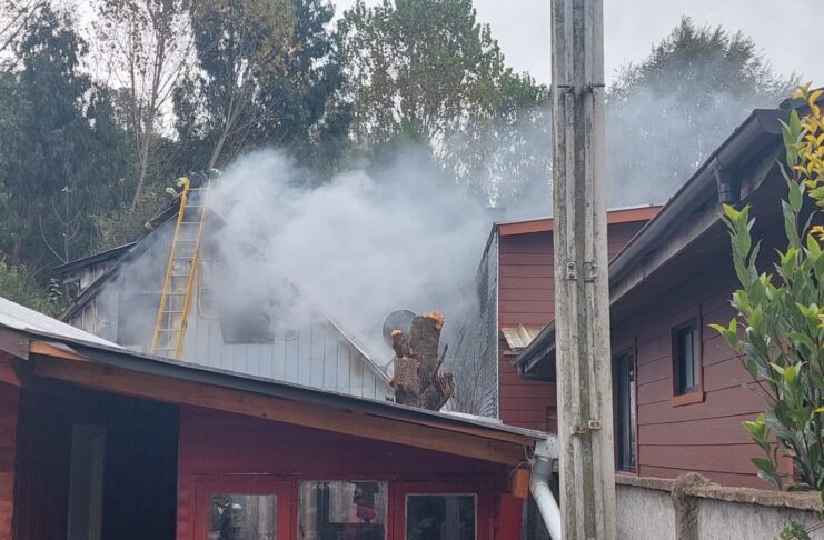 Una vivienda resultó destruida tras un incendio en Osorno: sus dos ocupantes lograron escapar ilesos
