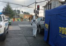 Joven fue encontrado muerto en plena calle en Castro: PDI investiga posible homicidio