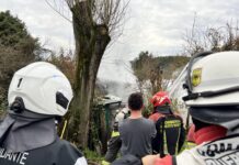 Voraz incendio consumió vivienda en Puerto Montt: autos abandonados complicaron acceso y trabajo de bomberos