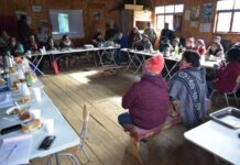 San Juan de la Costa: Acuerdan redactar nuevo convenio que evite el paso de maquinaria pesada en caminos no aptos