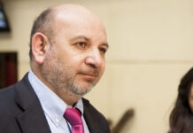 Senador Juan Luis Castro por caso Convenios: “Me da una vergüenza enorme estar apoyando al Gobierno”