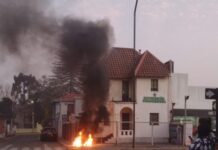 Desconocidos prendieron fuego afuera de la sede de Revolución Democrática