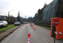 Se mantiene suspendido el tránsito vehícular de la salida sur de Río Bueno por derrumbe en cuesta Beauchef