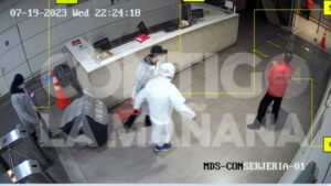 Primeras imágenes del robo en Desarrollo Social: Sujetos vestían delantal blanco y no portaban máquinas de fumigación