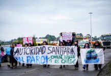 Trabajadores de la Autoridad Sanitaria de Chiloé protestan en el canal de Chacao por precarias condiciones laborales